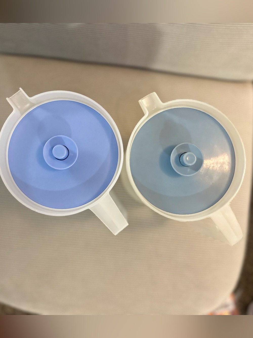 Set of 2 - vintage Tupperware push-button pitchers - Picture 4 of 8